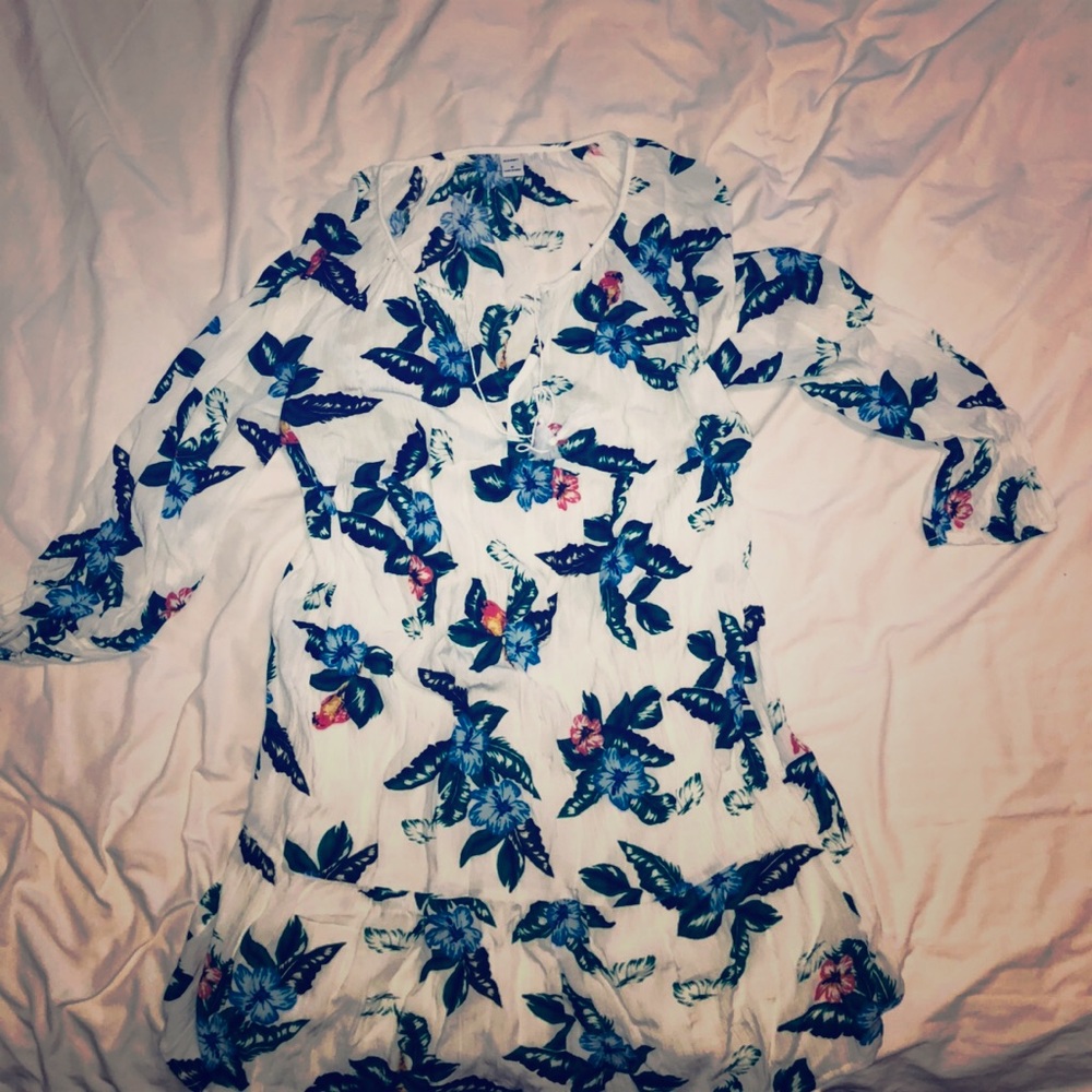 NEVER WORN Beautiful floral flowy dress 🌸